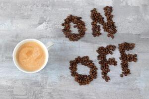 tazza di caffè come un' interruttore fra su e via fagioli, grigio pietra sfondo, mattina o veglia su concetto foto