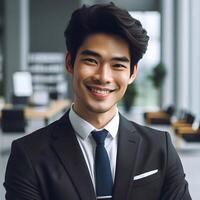 ai generato ritratto di un' bello sorridente asiatico uomo d'affari capo nel un' completo da uomo in piedi nel un' moderno attività commerciale azienda ufficio foto