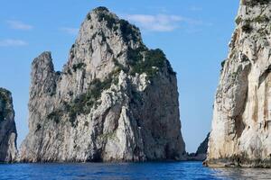 capri isola faraglioni foto