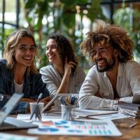 ai generato sorridente diverso colleghi raccogliere nel sala del consiglio brainstorming foto