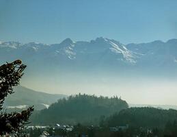 inverno nel il Alpi. bellissimo Visualizza di il montagna intervalli nel salisburgo nel Austria. foto