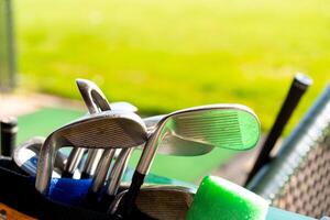 golf club autisti al di sopra di verde campo sfondo foto