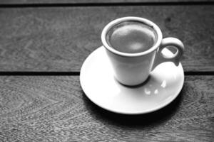 caffè tazza vicino vedi nero e bianca foto sfondo, tazza di tè o caffè su il tavolo