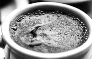 caffè tazza vicino vedi nero e bianca foto sfondo, tazza di tè o caffè su il tavolo