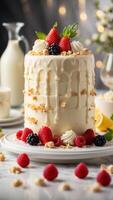 un' bianca torta con crema e frutti di bosco su superiore foto