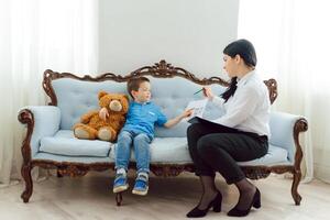 il concetto di bambino psicologia. un' ragazzo a il psicologo foto