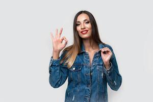 bellissimo caucasico ragazza nel un' denim giacca in posa nel il studio su un' bianca sfondo. foto