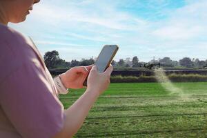 azienda agricola ai fuco uso di smartphone foto