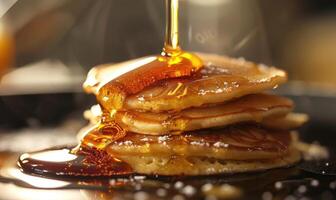 ai generato Pancakes con acero sciroppo e miele su un' nero sfondo. foto