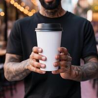 ai generato vicino su di uomo mani Tenere vuoto bianca caffè tazza modello a all'aperto cibo Tribunale sfondo foto