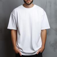 ai generato uomo nel bianca oversize maglietta su grigio parete per capi di abbigliamento modello foto