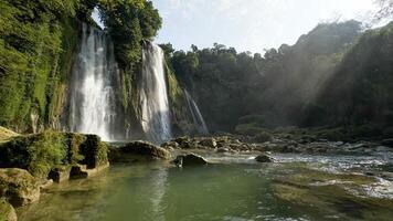 sfondo natura paesaggio cascata nel il giungla con rocce e alberi foto