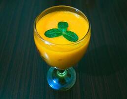 arancia succo nel bar bicchiere su il tavolo - frutta bevanda nel il bicchiere - cocktail foto