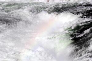 arcobaleno e selvaggio acqua foto