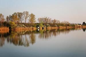 lago Casa nel autunno riflettendo nel tranquillo fiume foto