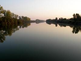 autunno colorato alberi riflettendo nel tranquillo fiume foto