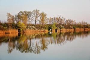 lago Casa nel autunno riflettendo nel tranquillo fiume foto