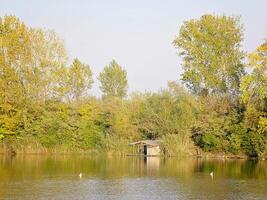 lago Casa e autunno colorato alberi foto