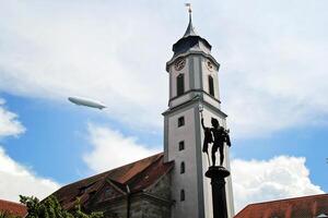 bellissimo zeppelin volante sopra il chiesa nel lindau, bodensee nel Germania foto