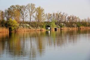 lago Casa nel autunno riflettendo nel tranquillo fiume foto