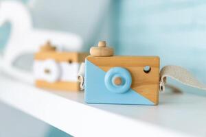 giocattolo di legno telecamera per bambini o decorazione in piedi su mensola foto