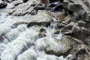 montagna fiume con blured acqua vicino su foto