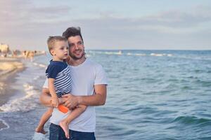 giovane caucasico papà con poco figlio camminare caldo estate giorno lungo il mare costa. estate famiglia vacanza concetto. amicizia padre e figlio. foto