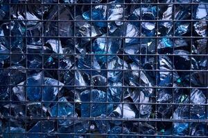 blu cristallo minerale pietra. gemme. artificiale cristalli nel pietra gabbia foto