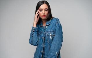 bellissimo caucasico ragazza nel un' denim giacca in posa nel il studio su un' bianca sfondo. foto