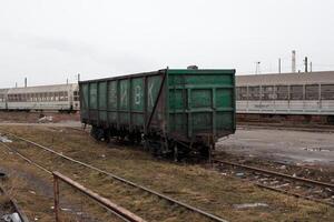 un vecchio carro su il rotaie foto