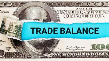 commercio equilibrio. il parola commercio equilibrio nel il sfondo di il noi dollaro. internazionale commercio e economico equilibrio concetto foto
