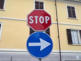 stop e segnale di direzione foto