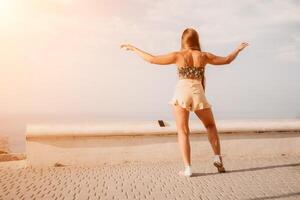 donna estate danza. silhouette di un' contento donna chi balli, gira e solleva sua mani per il cielo. un' giocoso giovane donna gode sua contento momento danza nel il raggi di il d'oro sole. foto