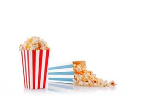 bicchiere con Popcorn su un' bianca sfondo foto