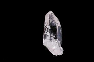 macro roccia minerale strass, roccia cristallo su un' nero sfondo foto