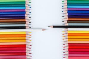 multicolore matite nel un' riga foto