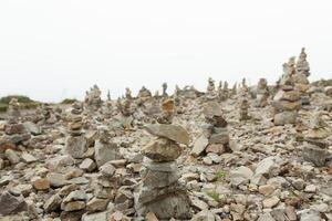 pietre impilati uno su il Altro. installazione vicino il memoriale navale aviazione capo di il capra, Francia foto