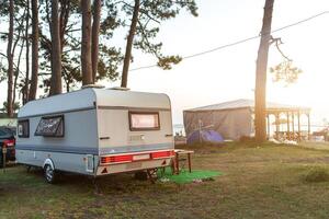 famiglia vacanza viaggiare, vacanza viaggio nel camper, caravan auto vacanza. foto