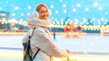 orario invernale. Natale vacanza sera, donna in piedi al di fuori e Sorridi. Natale illuminazione e decorazione sfondo. inverno vacanza stagione. foto