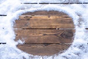 inverno sfondo. vuoto di legno tavola con neve confine, copia spazio per testo foto