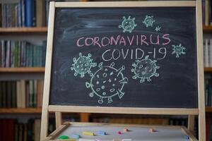 scoppio avvertimento. scritto bianca gesso su lavagna nel connessione con epidemico di coronavirus In tutto il mondo. foto