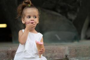 poco caucasico ragazza 3 anni vecchio mangia ghiaccio crema avvicinamento ritratto foto
