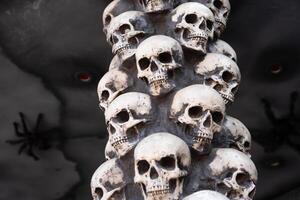 cranio Halloween sfondo molti persone teschi In piedi su superiore di ogni Altro. mistico raccapricciante concetto. astratto incubo occulto memoriale foto