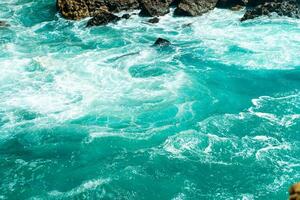 atlantico oceano. tempestoso estate giorno grande mare onda su roccioso spiaggia. bella nel natura. drammatico mare Visualizza foto