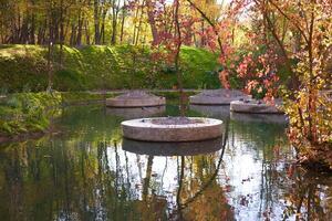 artificiale stagno nel un' città parco alberi nel calcestruzzo aiuole calma scena. foto