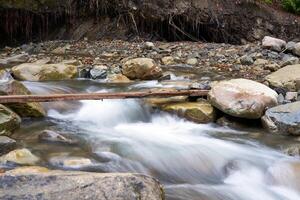 montagna fiume con blured acqua vicino su foto