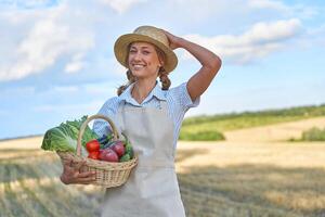 donna contadino cannuccia cappello grembiule in piedi terreni agricoli sorridente femmina agronomo specialista agricoltura agribusiness contento positivo caucasico lavoratore agricolo campo foto