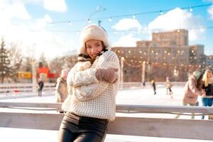 contento inverno tempo nel grande città affascinante ragazza in piedi strada vestito divertente soffice cappello. godendo nevicata, esprimendo positività, sorridente foto