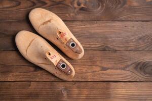 pelle campioni per scarpe e di legno scarpa ultimo su blu di legno tavolo. foto