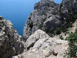 roccioso costa di il mare foto